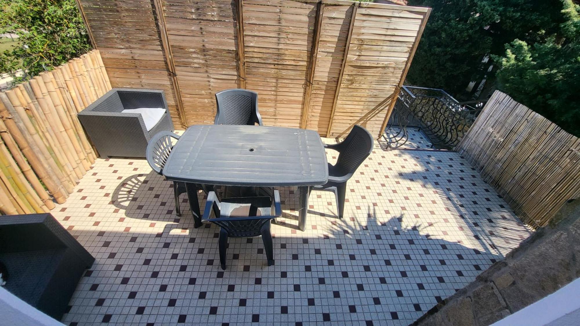 Bel Appartement Vinassan Exterior photo